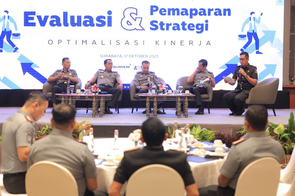 Kakanwil Kemenkumham Jatim Heni Yuwono memberikan evaluasi dan arahan tugas serta strategi optimalisasi kinerja kepada kepala UPT dan pejabat struktural kanwil. (Humas Kemenkumham Jatim)