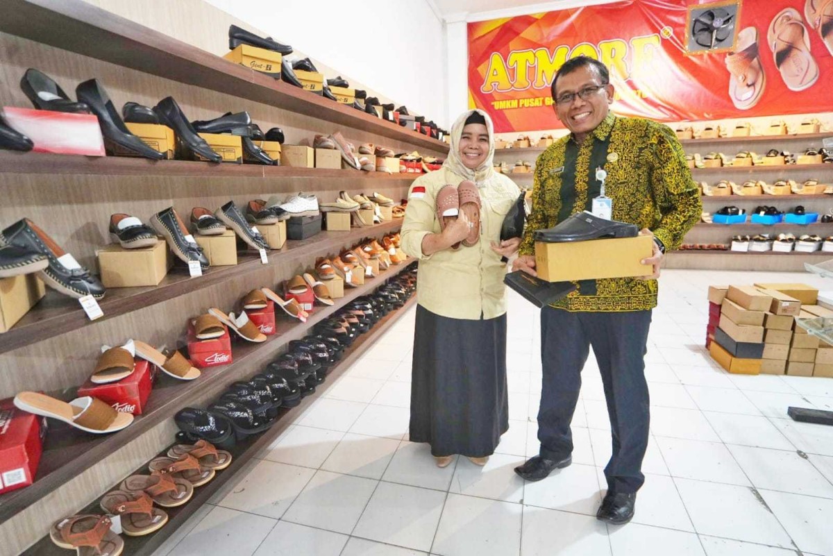 Rombongan Pemkab Paser saat memborong sepatu. (Foto: Humas Pemkot Mopjokert)