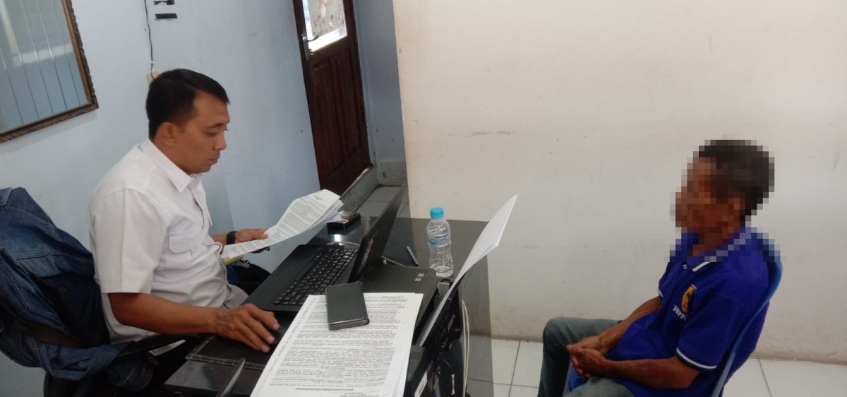 Dukun palsu saat diperiksa polisi. (Foto: Polres Madiun)