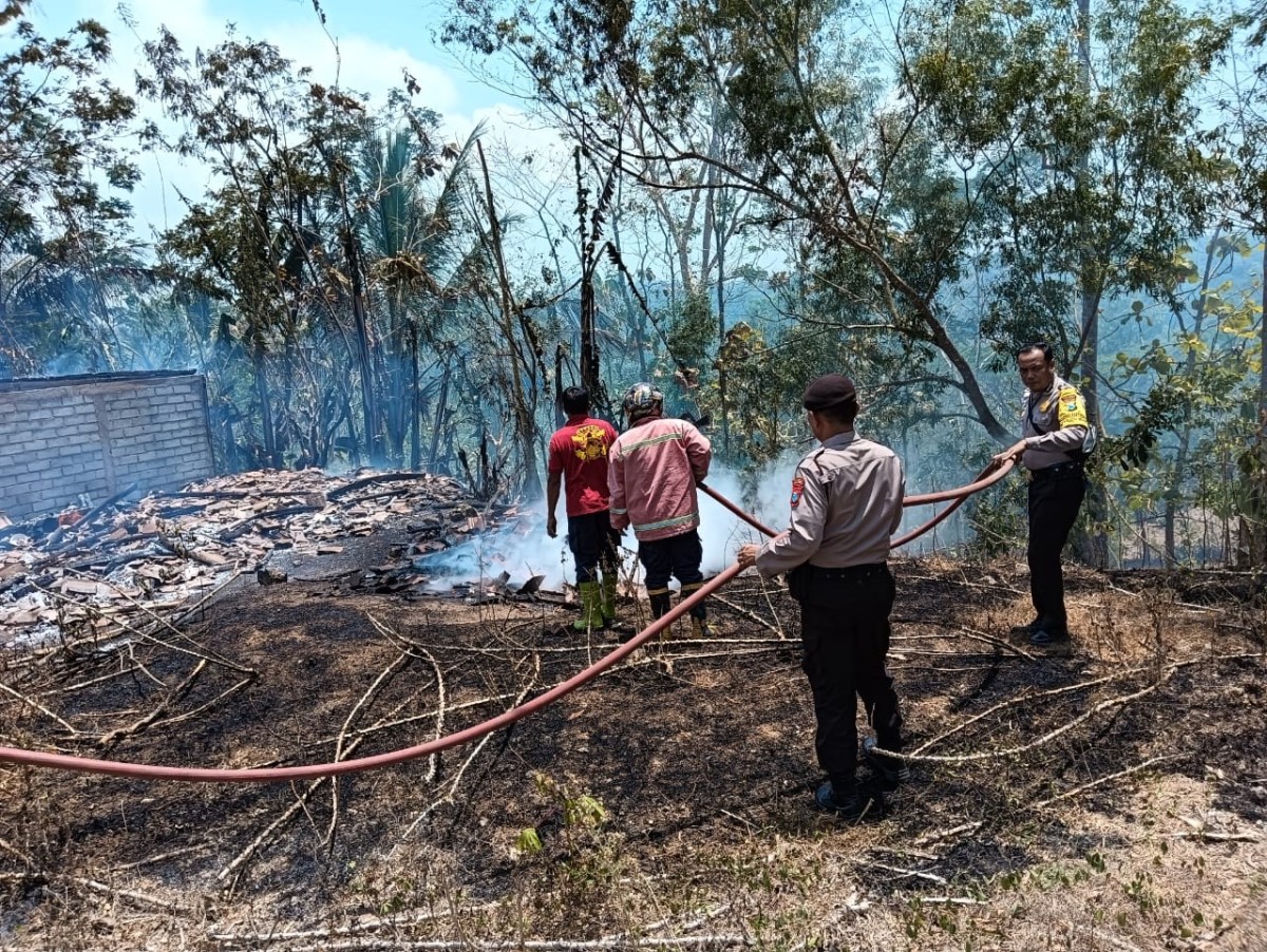 Kebakaran rumah di Desa Pelem, Kecamatan Pringkuku (Foto: Polsek Pringkuku for jatimnow.com)