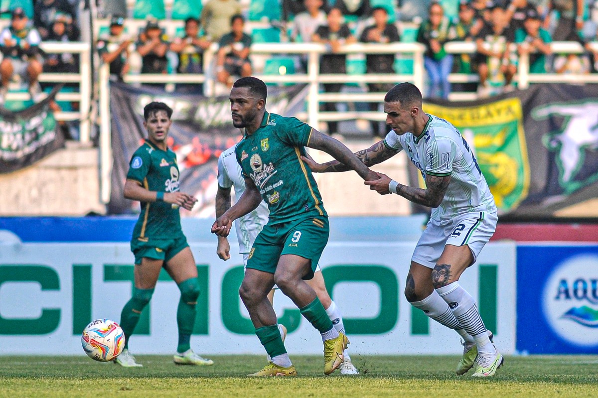Penyerang Persebaya Paulo Victor saat melawan Persib Bandung di Stadion Gelora Bung Tomo (Foto: Sahlul Fahmi/jatimnow.com)
