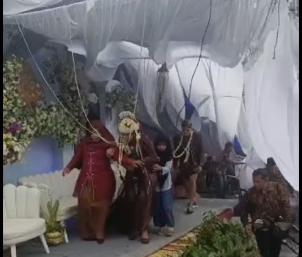 Tangkapan layar video resepsi pernikahan yang berantakan akibat hujan dan angin kencang. (Foto: Instagram @infoponorogo)