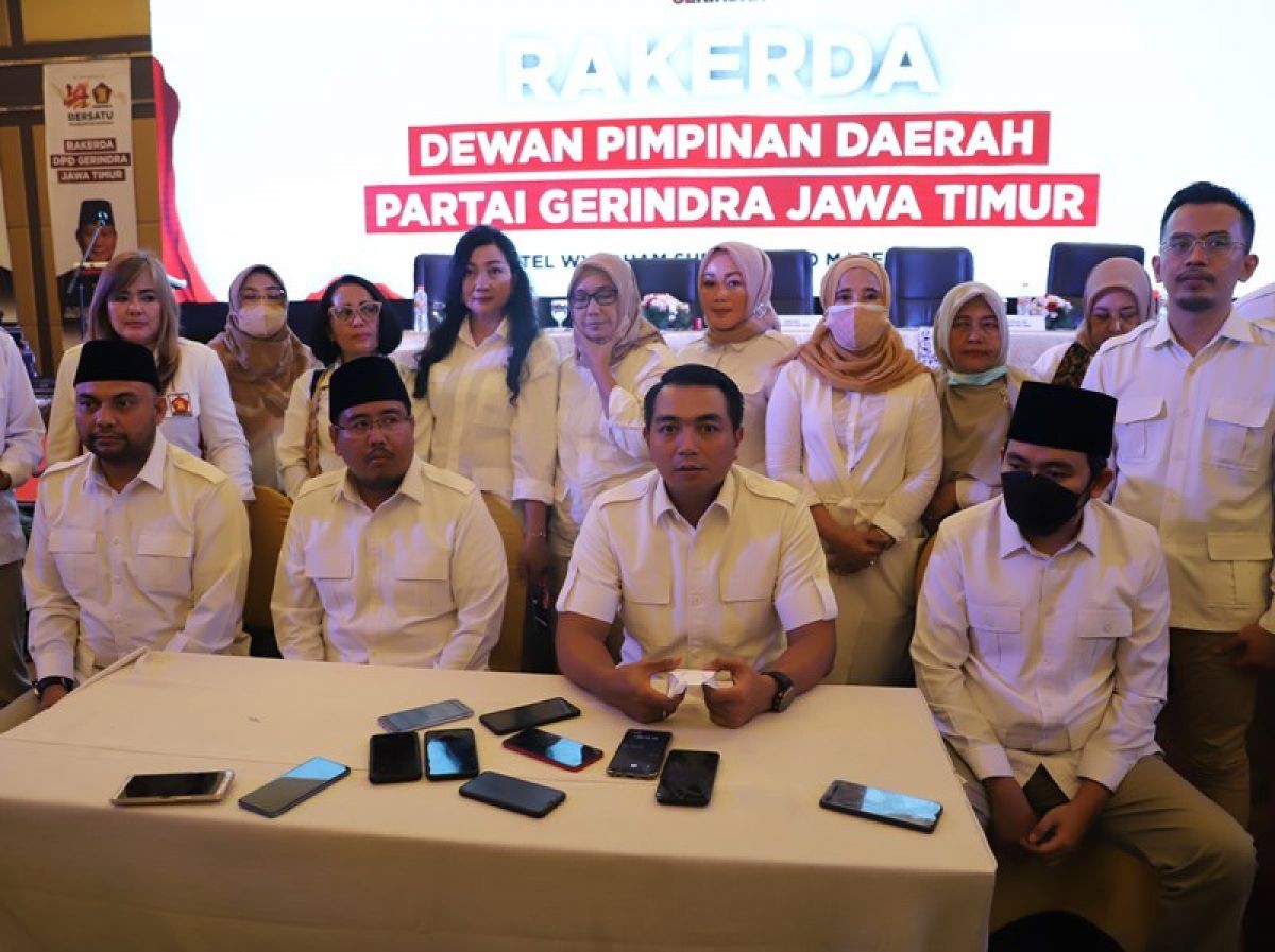 (kanan ke kiri) Bendahara DPD Gerindra Jatim M Fawaid, Sekretaris Kharisma, Ketua Anwar Sadad, Wakil Ketua Halim (Foto: Ni'am Kurniawan/jatimnow.com)