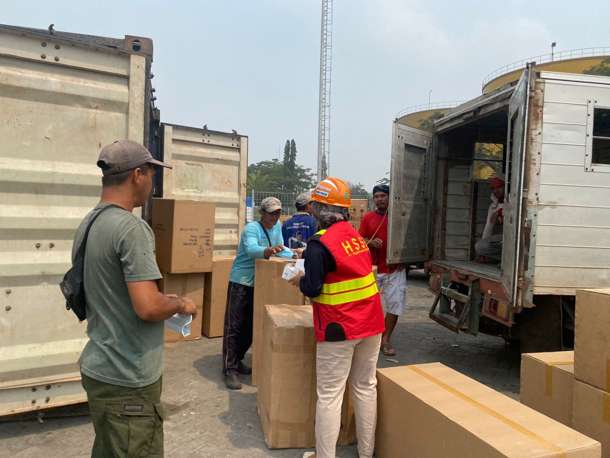 Pelindo Regional 3 Berikan Bantuan untuk Warga Terdampak Kebakaran Hutan