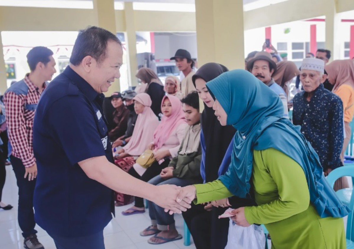 Bupati Jember Hendy Siswanto saat membagikan BLT DBHCHT. (Foto: Humas Pemkab Jember)
