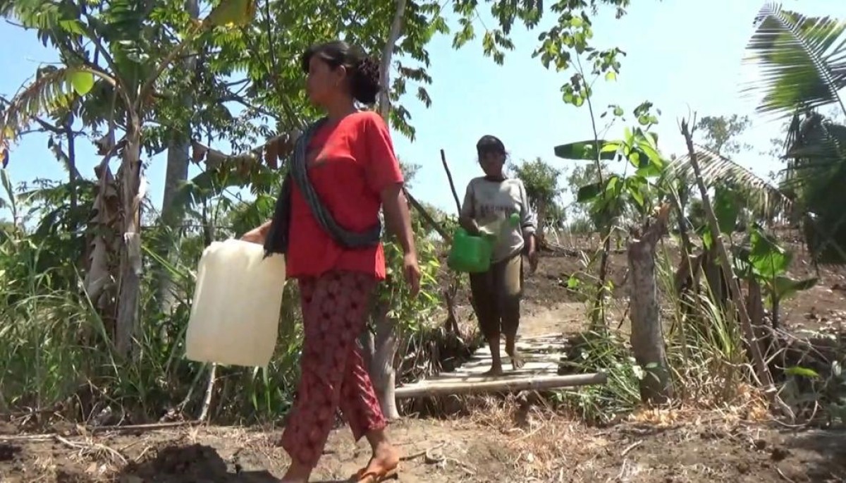 Warga Dusun Sukun Ponorogo berjalan kaki susuri hutan untuk mendapat air. (Foto: Ahmad Fauzani/jatimnow.com)