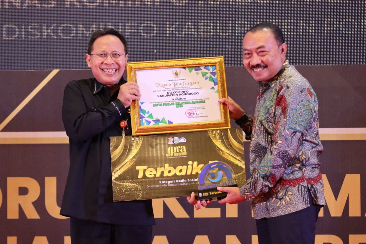 Penghargaan ini diserahkan oleh Asisten Administrasi Umum Setda Jawa Timur, Akhmad Jazuli. (Foto: Ahmad Fauzani/jatimnow.com)