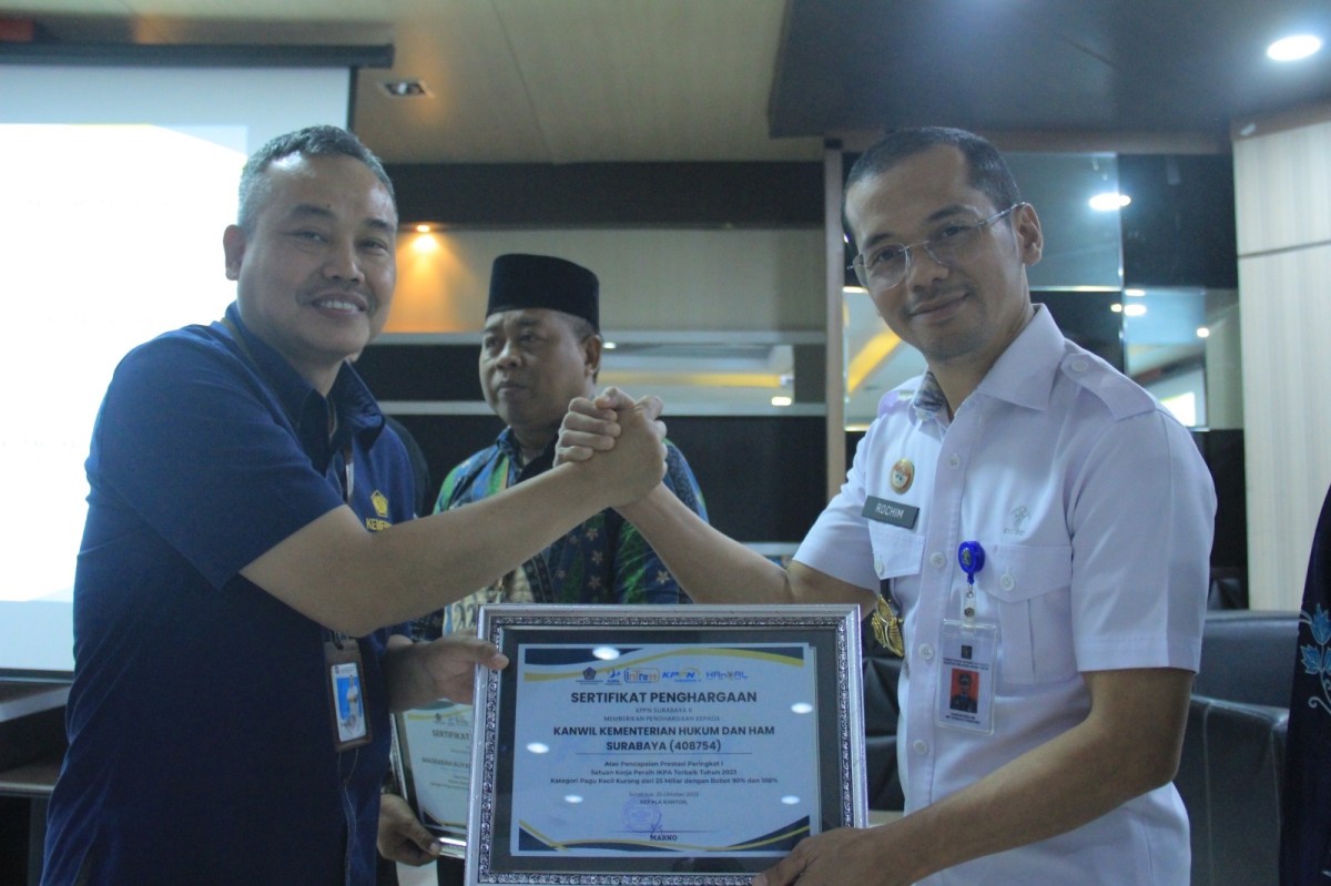 Kepala Divisi Administrasi, Saefur Rochim, yang mewakili Kakanwil Kemenkumham Jawa Timur, Heni Yuwono menerima penghargaan secara simbolis (Foto: Humas Kemenkumham Jatim for jatimnow.com))