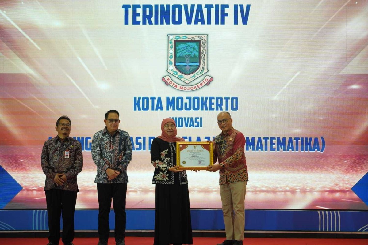 Gubernur Jawa Timur Khofifah Indar Parawansa menyerahkan penghargaan Inotek Award Jatim 2023 kepada Pemkot Mojokerto diterima oleh Bappedalitbang Agung Moeljono. (Foto Gubernur Jawa Timur Khofifah Indar Parawansa menyerahkan Penghargaan Inotek Award Jati