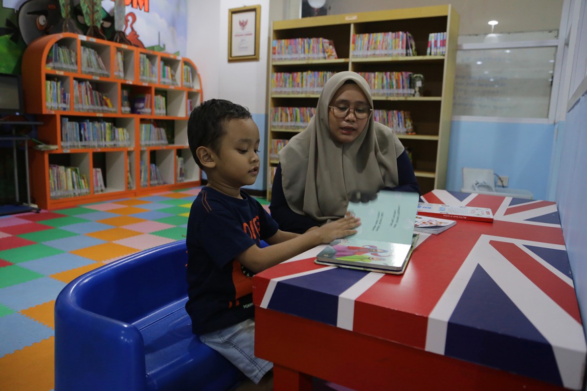 Anak-anak menikmati fasilitas literasi di TBM Surabaya.(Foto: Pemkot Surabaya for jatimnow.com)