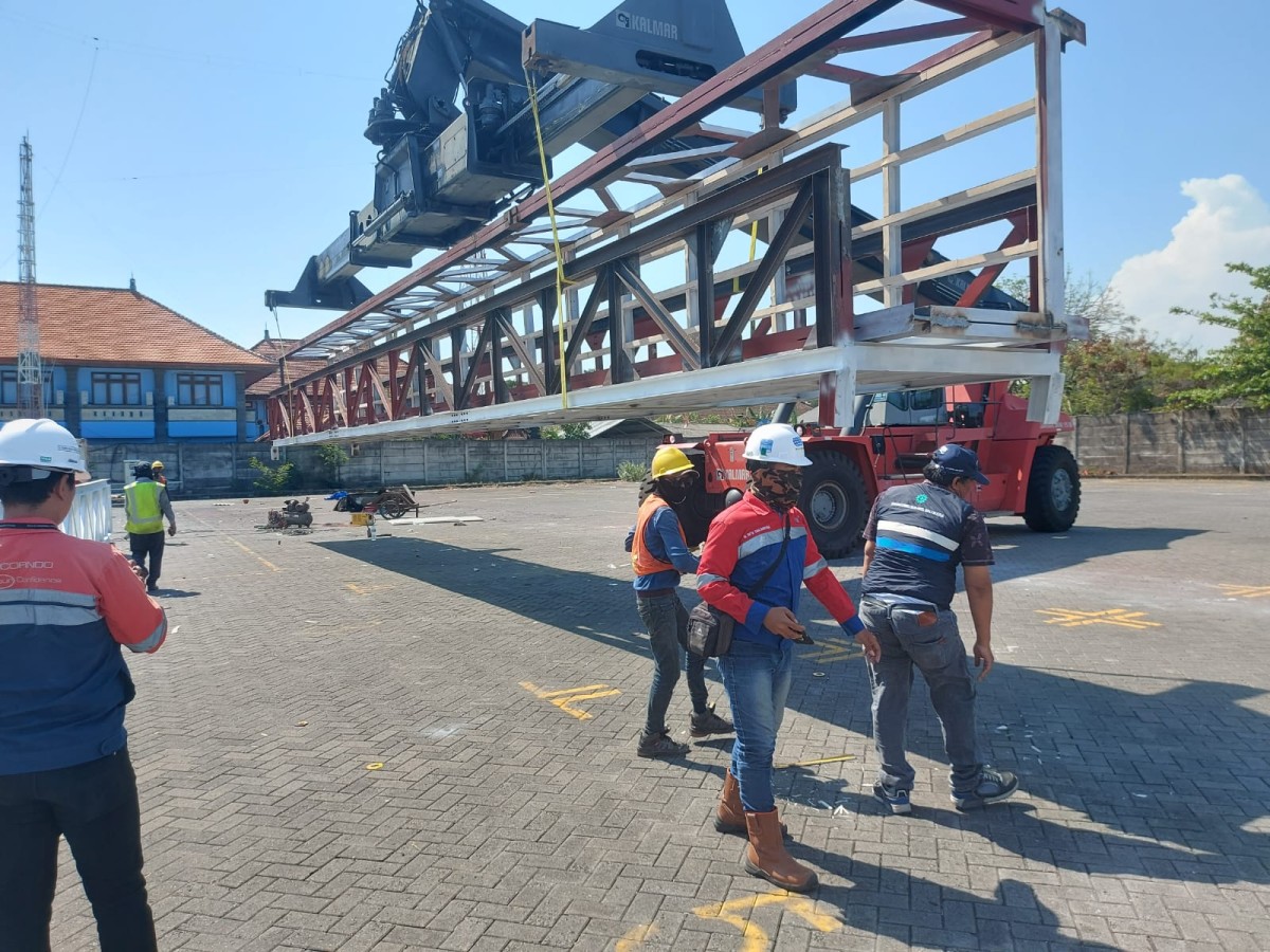 Tim operasional Pelindo saat menyiapkan gangway sepanjang 48 meter dengan akses ketinggian hingga 10 meter. (Foto: Humas Pelindo Regional 3 for jatimnow.com)
