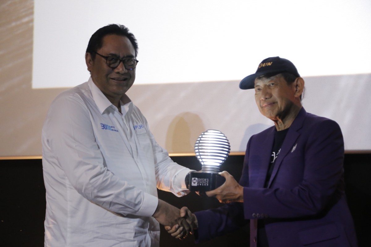Hermawan Kertajaya memberikan penghargaan Marketeers Award 2023 kepada Bambang Hasbullah. (Foto: SPTP/jatimnow.com)
