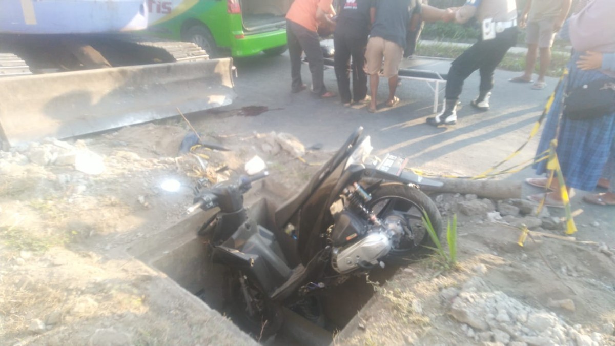 Kondisi motor korban yang terperosok di lubang galian proyek. (Foto: Polres Kediri for jatimnow.com)