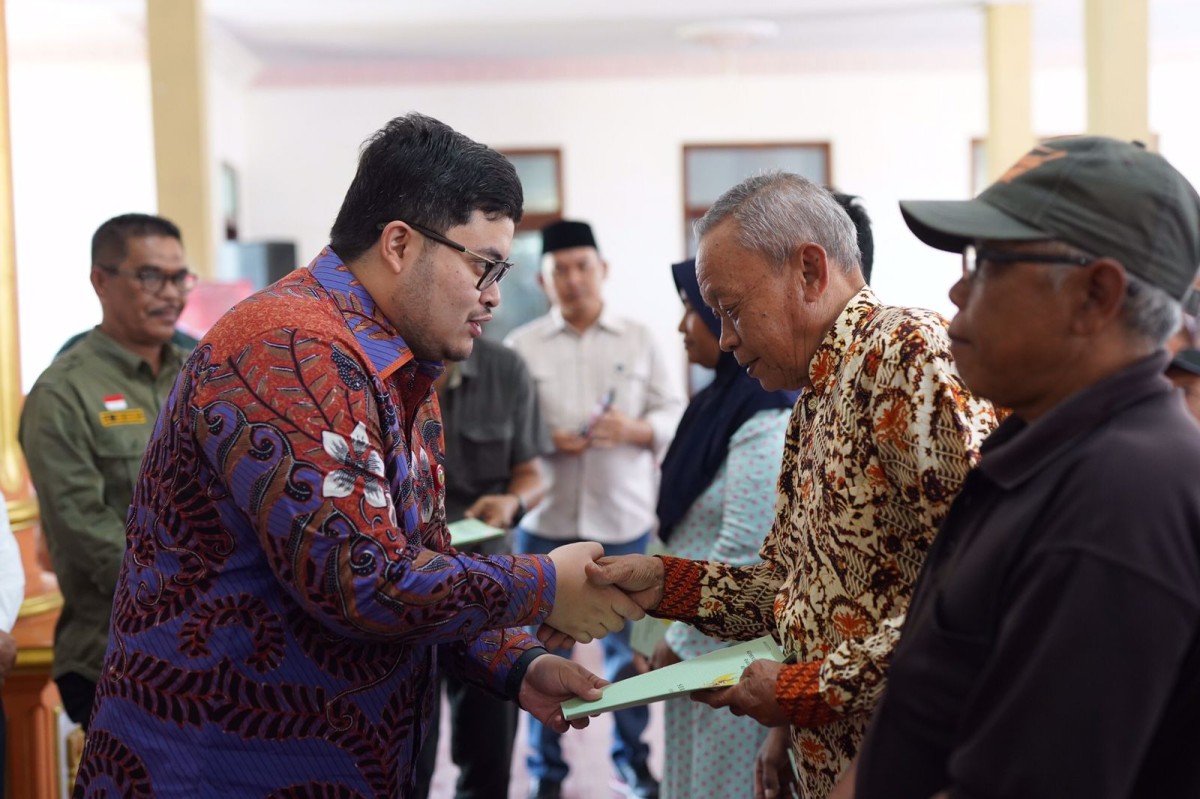 Mas Dhito saat menyerahkan sertifikat tanah melalui PTSL untuk warga Desa Ngetrep. (Foto: Humas Pemkab Kediri/jatimnow.com)