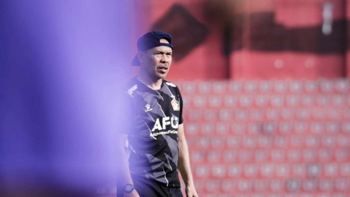 Asisten pelatih baru Persik Kediri Mustaqim saat ikut memimpin latihan di Stadion Brawijaya. (Foto: Persik Kediri/jatimnow.com)