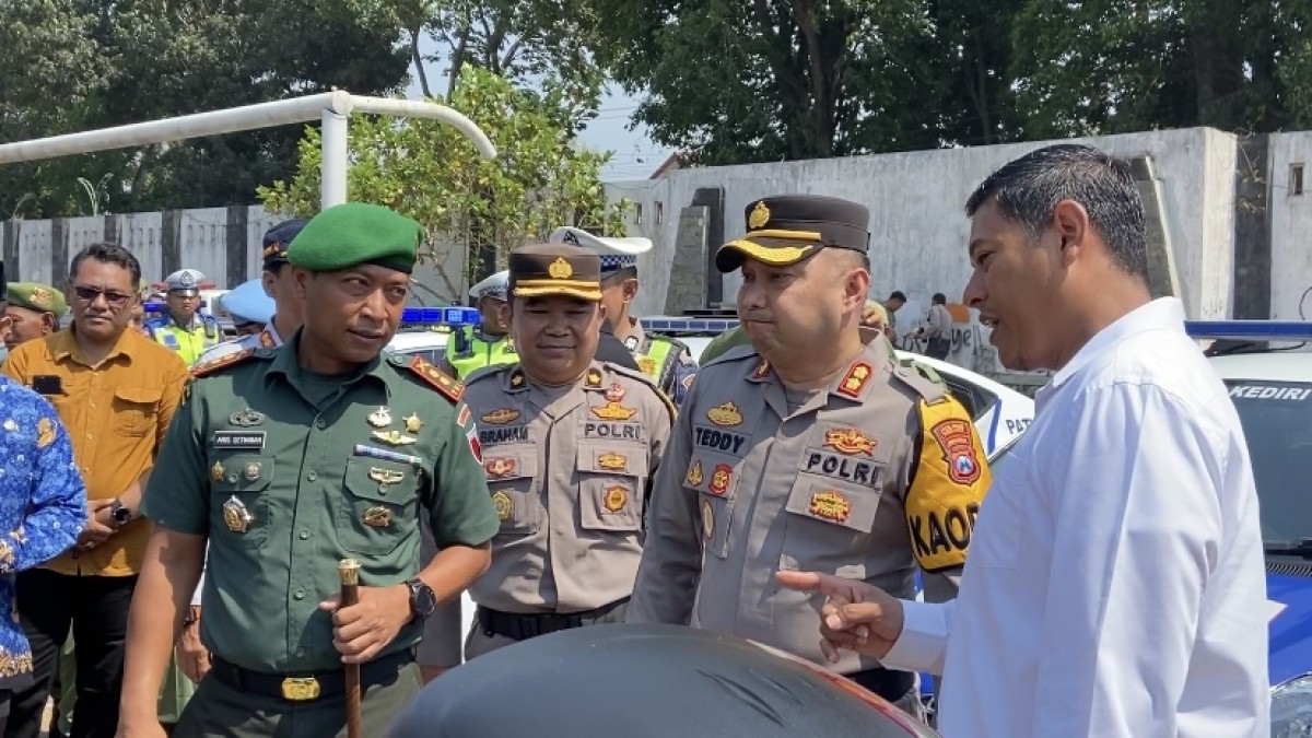 Pengecekan personil dan sarana prasarana pengamanan Pemilu 2024. (Foto: Yanuar Dedy/jatimnow.com)