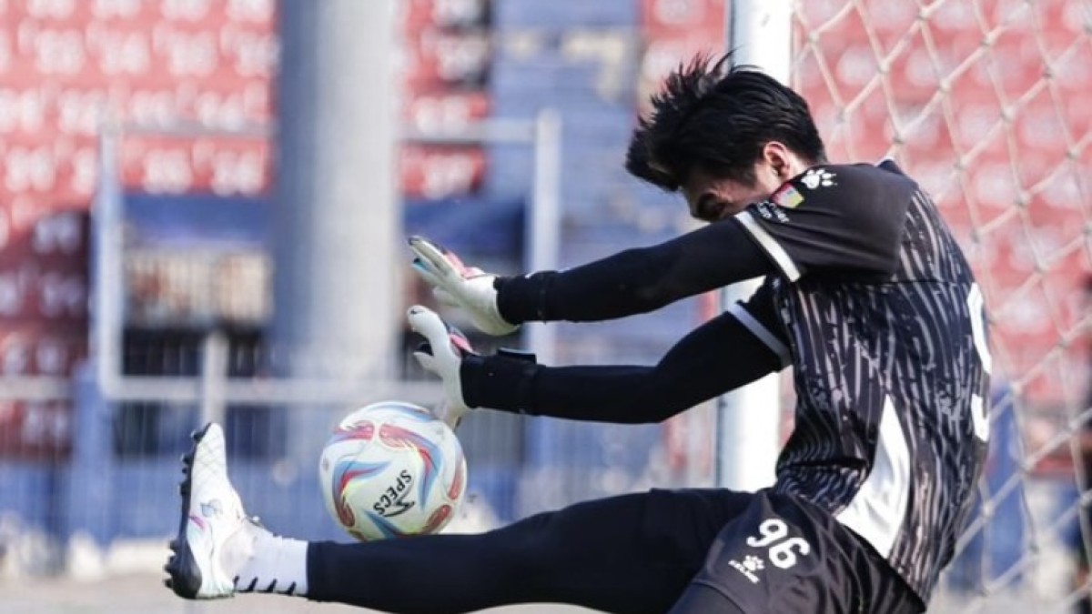 Kiper Persik Kediri Kartika Ajie saat latihan terakhir di Stadion Brawijaya Kediri. (Foto: Persik Kediri/jatimnow.com)