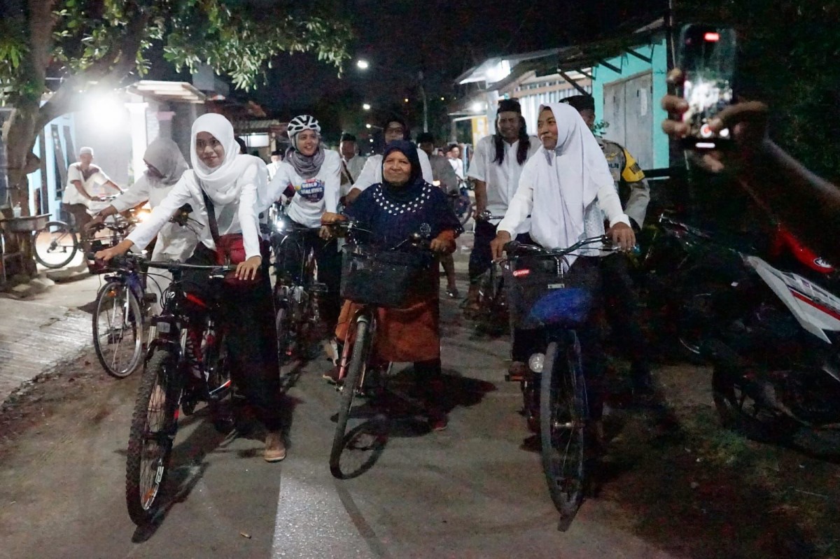 Ibu-ibu di Kediri Gowes Malam ke Makam-makam Auliya. (Foto: Pemkot Kediri for jatimnow.com)