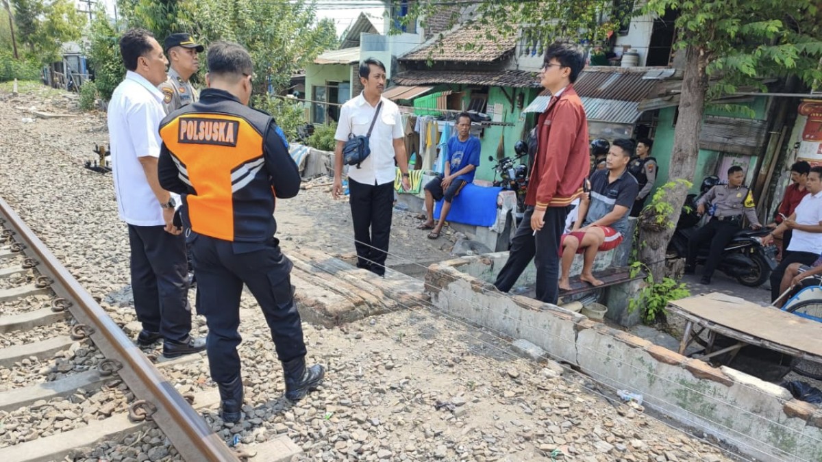 Polisi dan Polsuska berada di lokasi. (Foto: Polsek Kediri Kota/jatimnow.com)