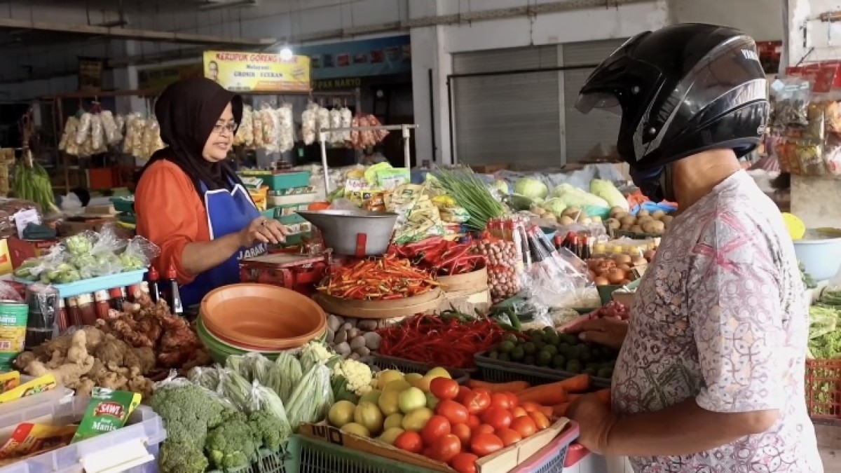 Penjual di Setono Betek melayani pembeli. (Foto: Yanuar Dedy/jatimnow.com)