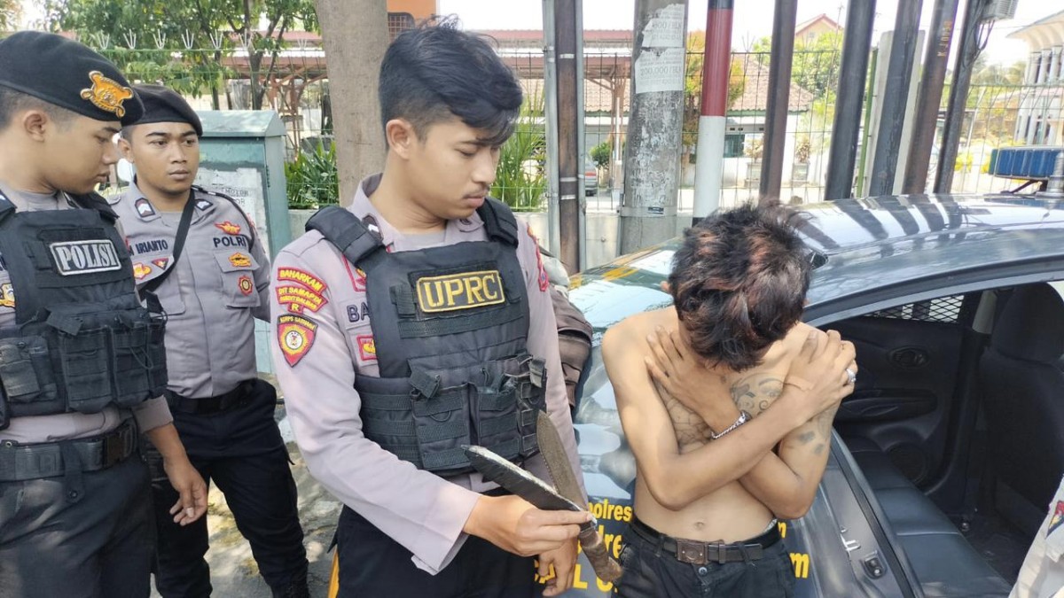 Anggota Samapta Polres Kediri Kota amankan suporter membawa sajam. (Foto: Polres Kediri Kota for jatimnow.com)