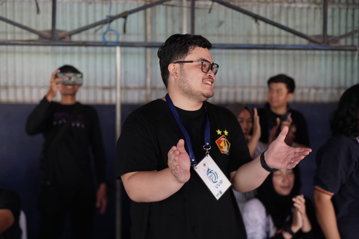 Ekspresi Mas Dhito saat menonton laga Persik Kediri melawan Persebaya Surabaya. (Foto: Tim Mas Dhito/jatimnow.com)   