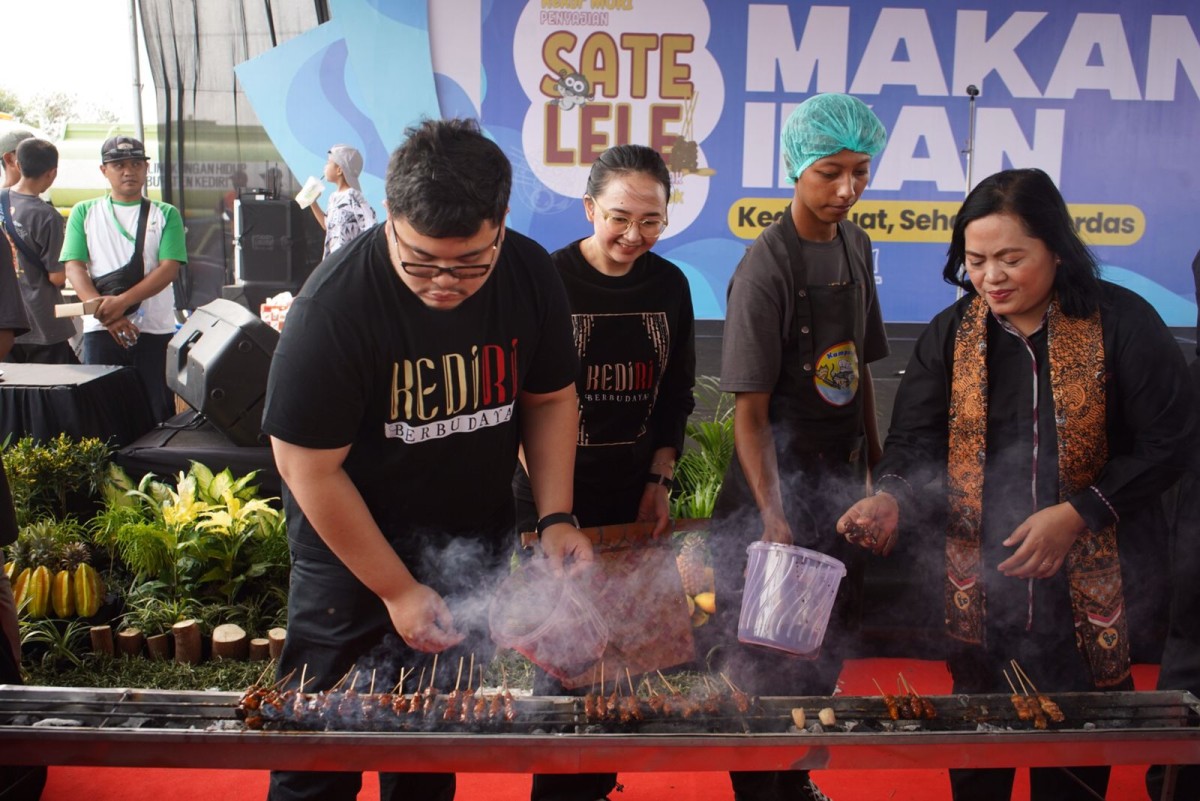 Mas Dhito dan istri saat membakar sate. (Foto: Humas Pemkab Kediri/jatimnow.com)