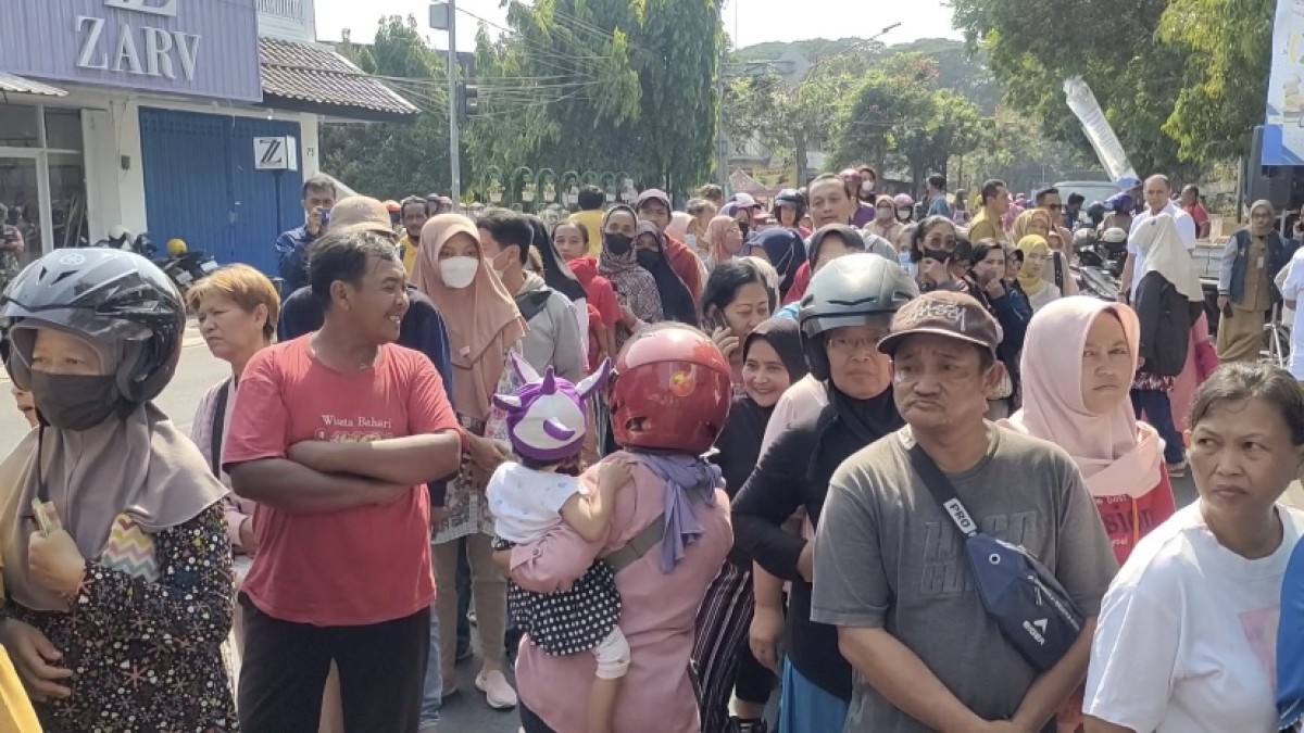 Suasana antrean pasar murah di depan TMP Kediri. (Foto: Yanuar Dedy/jatimnow.com)
