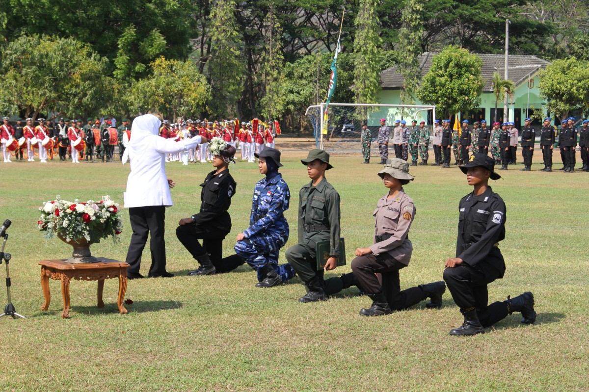 Khofifah memimpin pembaretan siswa SMA Taruna Jawa Timur di Kediri. (Foto: Pemprov Jatim/jatimnow.com)