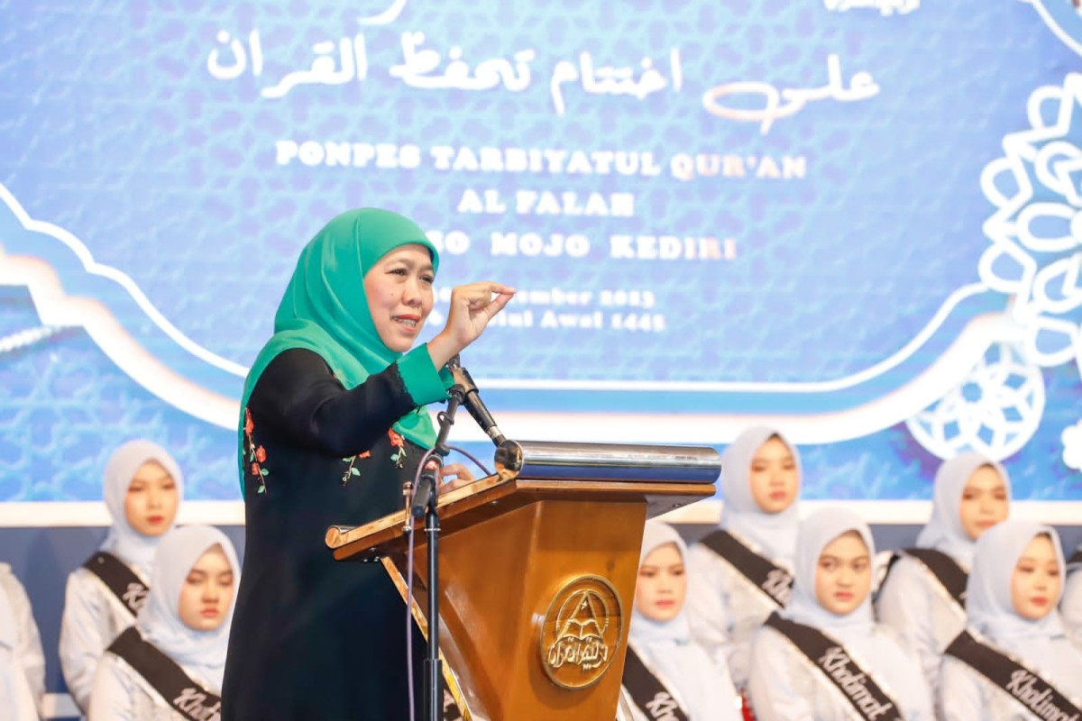 Khofifah saat memberikan sambutan dalam Haflah dan Wisuda Khotmil Qur’an PPTA Al Falah. (Foto: Humas Pemprov/jatimnow.com)