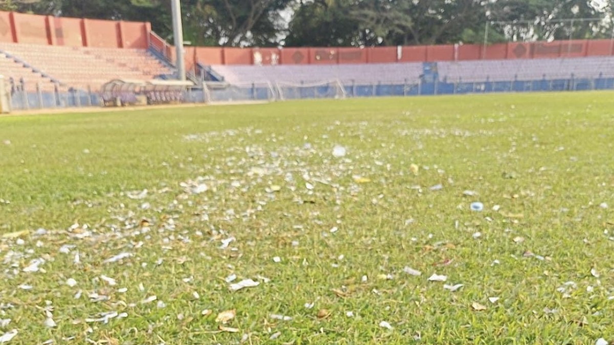 Kondisi rumput Stadion Brawijaya Kediri. (Foto: Tom Bradshaw/facebook)