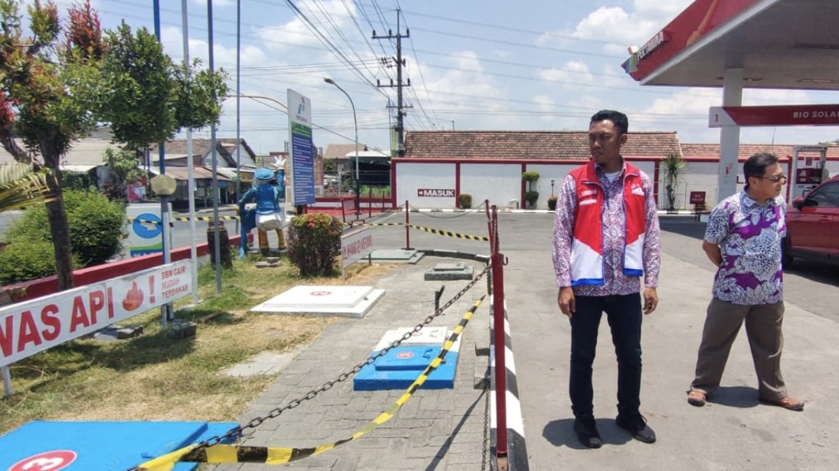 Pertamina memeriksa SPBU Tempurejo. (Foto: Yanuar Dedy/jatimnow.com)