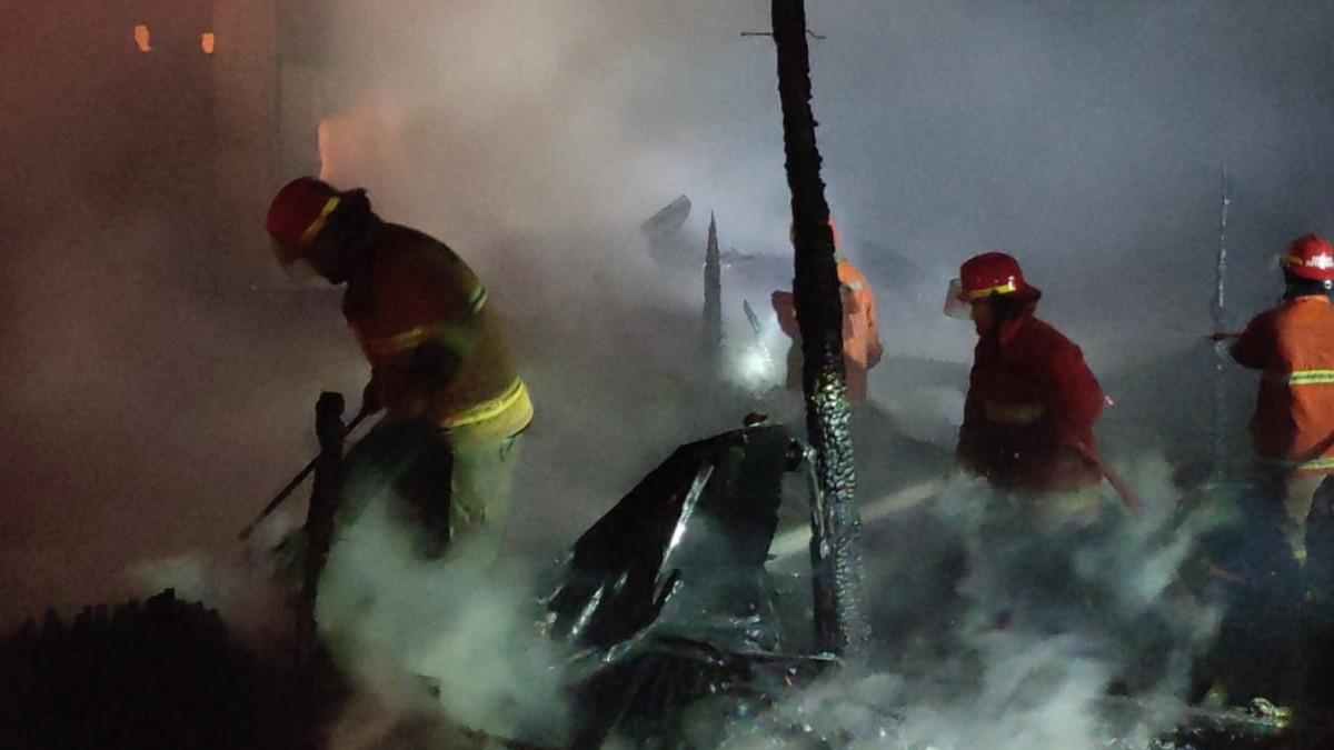 Proses pemadaman api di gudang kayu Banyakan. (Foto : Yanuar Dedy/jatimnow.com)