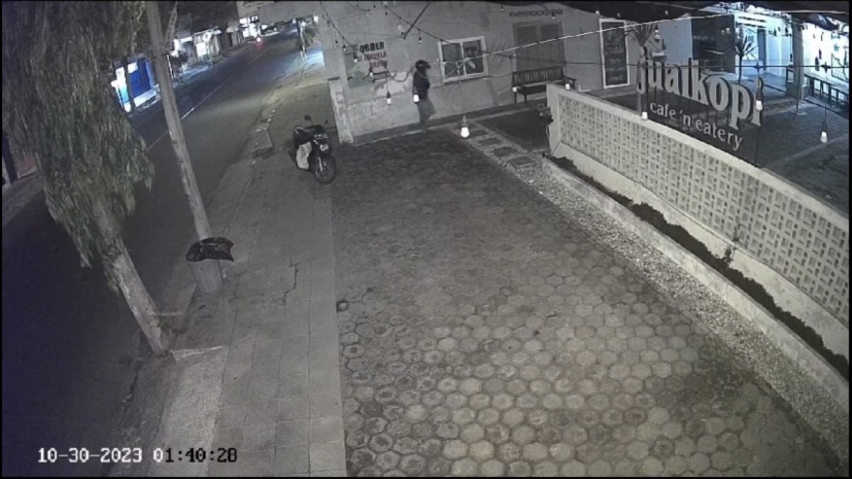 Tangkapan layar CCTV saat pelaku melakukan aksi pencurian di Kafe Jual Kopi Pare.