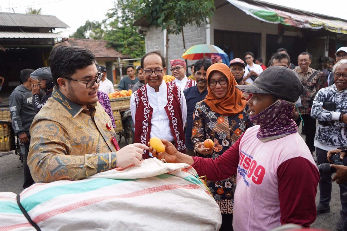Mas Dhito berdialog dengan petani mangga podang di Pasar Buah Banyakan. (Foto: Humas Pemkab Kediri/jatimnow.com)