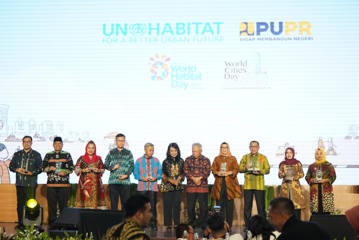 Pemkab Kediri terima penghargaan dari Kementerian Pekerjaan Umum dan Pemukiman Rakyat (PUPR). (Foto: Humas Pemkab Kediri/jatimnow.com)