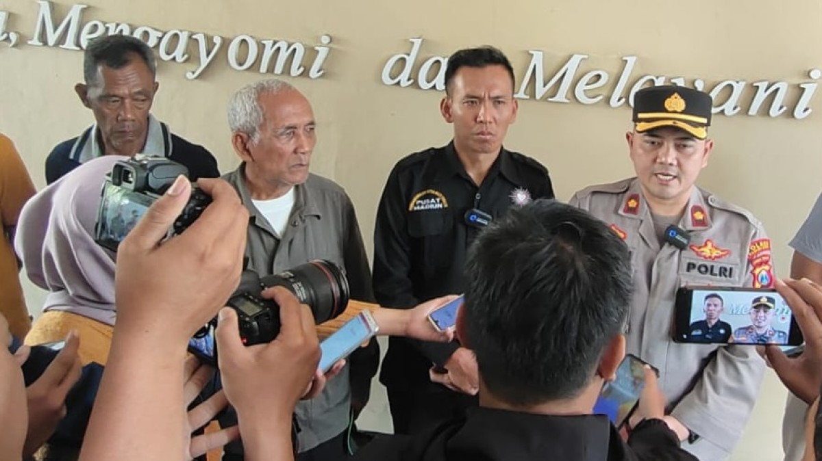 Wakapolres Kediri Kota Kompol Dodi Pratama (kanan) saat menjawab pertanyaan wartawan. (Foto: Yanuar Dedy/jatimnow.com)