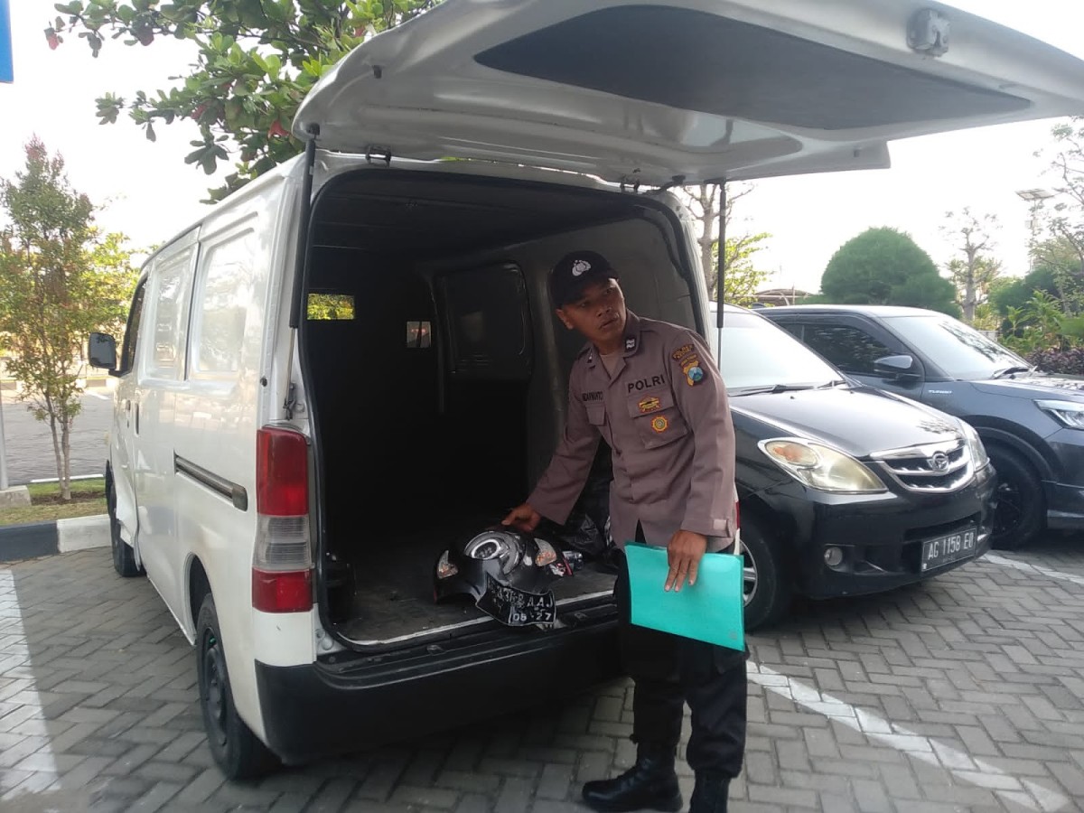 Polisi menunjukkan Grandmax yang terlibat kecelakaan. (Foto: Polsek Plosoklaten for jatimnow.com)
