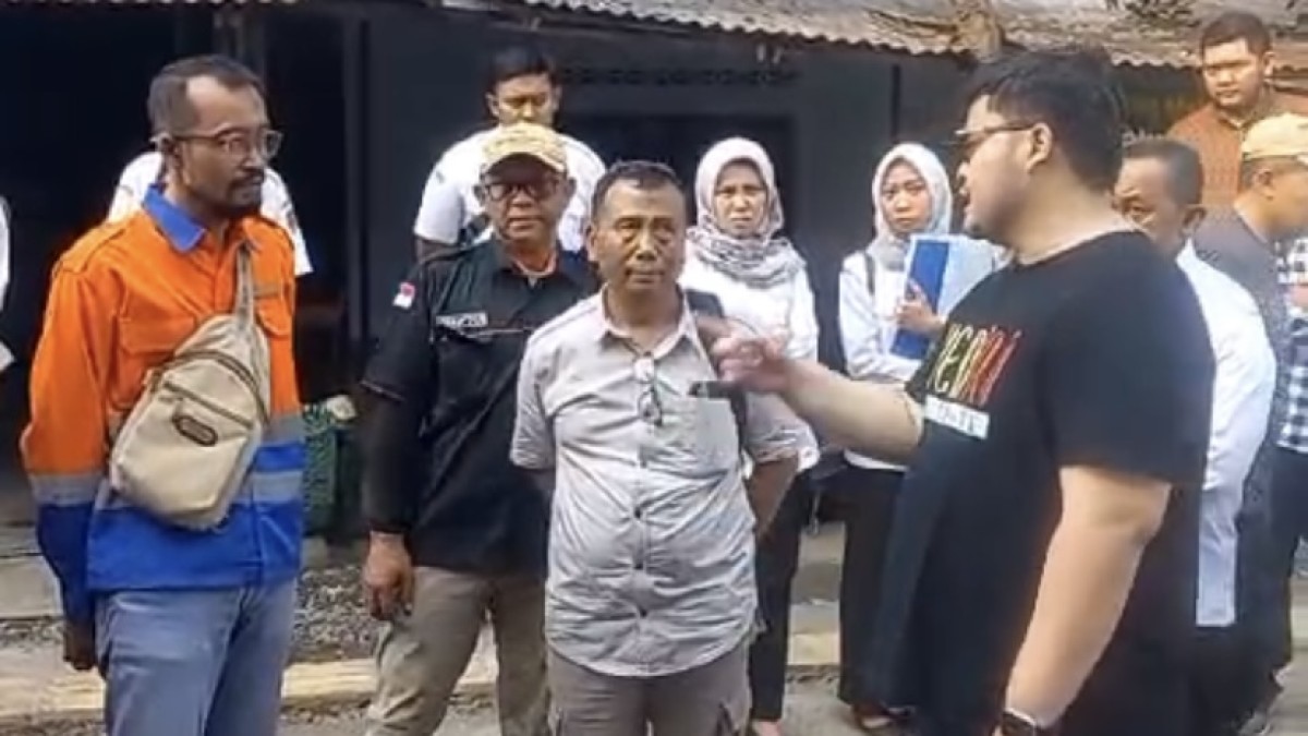 Tangkapan layar video saat Mas Dhito menegur pelaksana proyek trotoar di Kampung Inggris. (Foto: Yanuar Dedi/jatimnow.com)