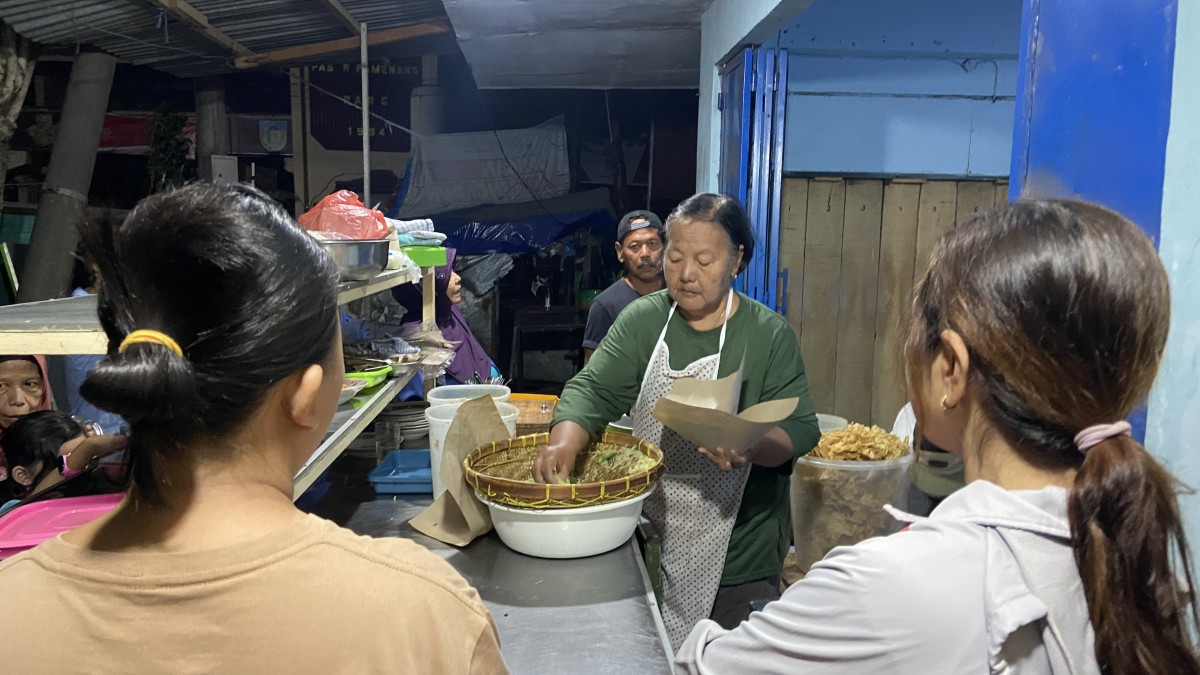 Pecel Mbak Yah di Pasar Pamenang Pare. (Foto: Yanuar Dedy/jatimnow.com)