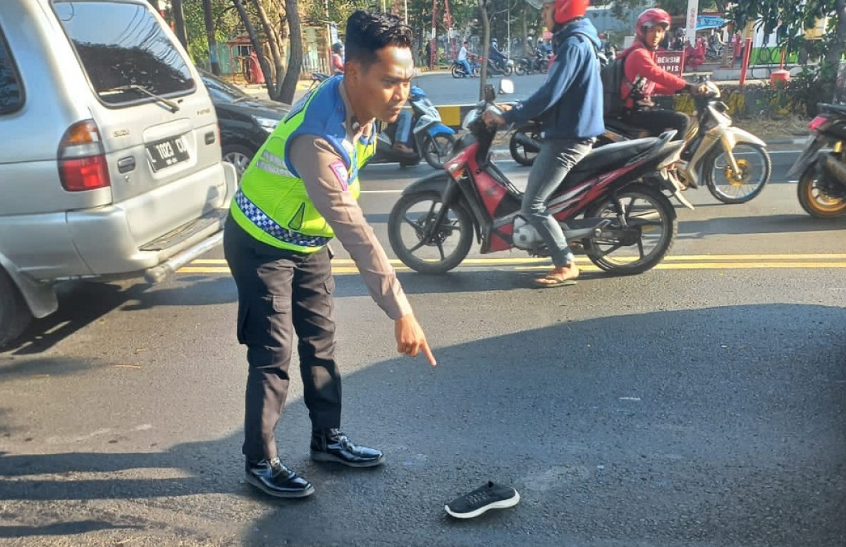 Petugas kepolisian mendatangi lokasi terjadinya kecelakaan. (Foto : Gakkum Polres Lamongan for jatimnow.com)