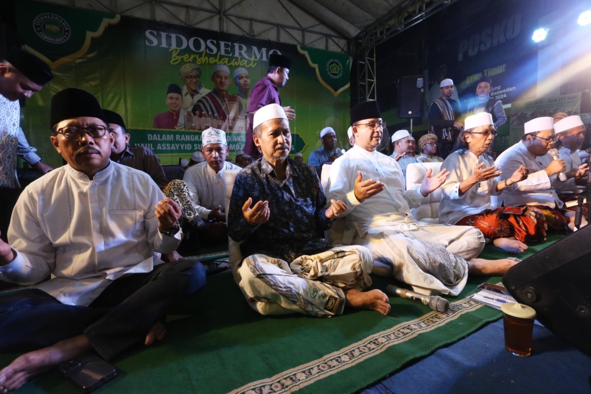 Anies Baswedan bersama para kiai Sidoresmo Surabaya. (Foto: Budi for jatimnow.com)