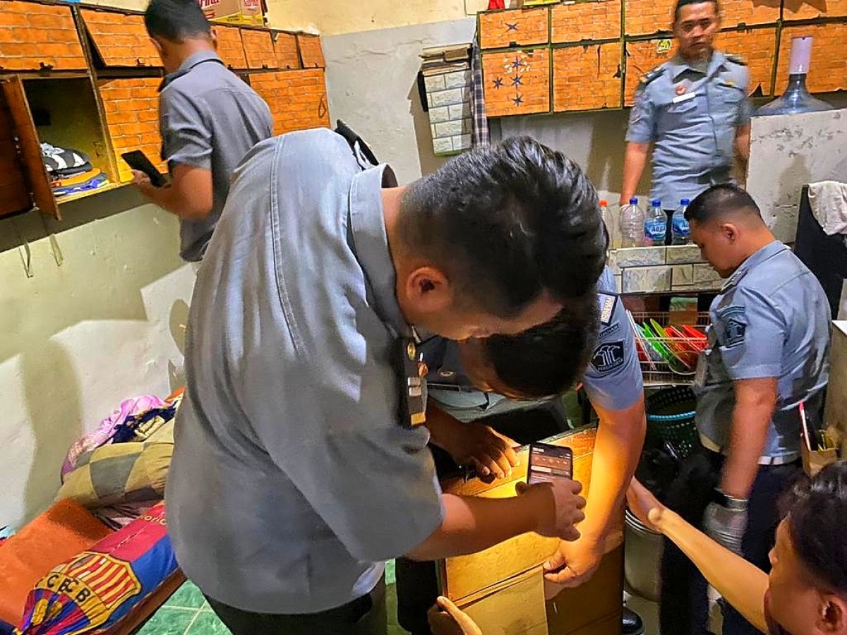 Petugas Lapas Kelas IIA Sidoarjo Geledah Kamar Penghuni, Temukan Benda-benda Ini
