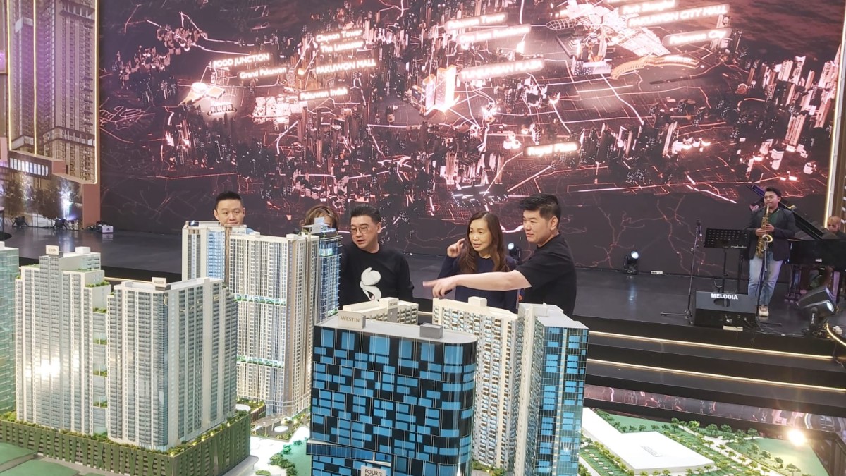 Proyek apartemen di Surabaya Barat dan Timur saat dipamerkan di Atrium Pakuwon Mall, Surabaya Barat (foto: Ni'am Kurniawan/jatimnow.com).