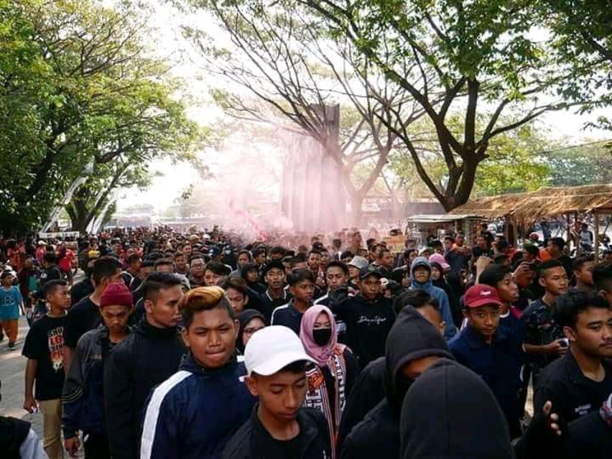 Kopdar Supporter PERSIBO di halaman stadion Bojonegoro beberapa waktu yang lalu (Arif for jatimnow.com)