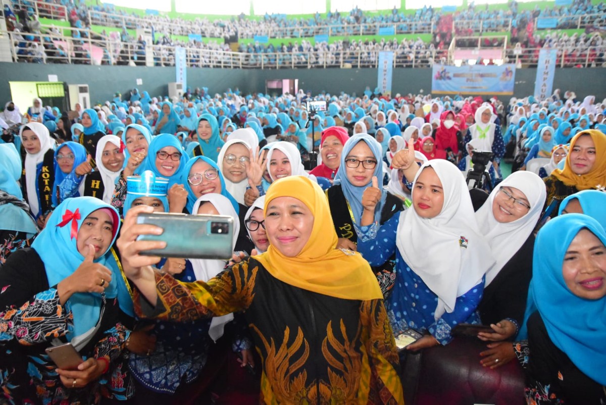 Gubernur Jatim Khofifah Indar Parawansa di hari Peringatan Hari Guru Sedunia. (Foto: Ni'am Kurniawan/jatimnow.com)