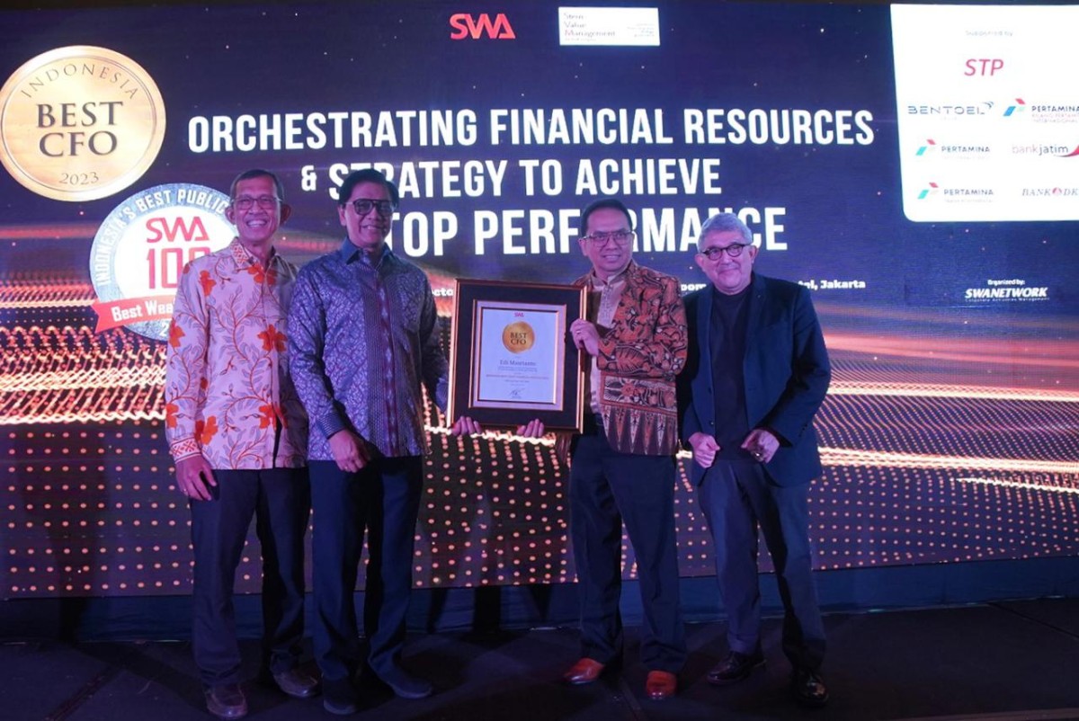 Penghargaan Indonesia Best Chief Financial Officer (CFO) 2023 spesifik diberikan kepada Direktur Keuangan, Treasury & Global Services Bank Jatim, Edi Masrianto.