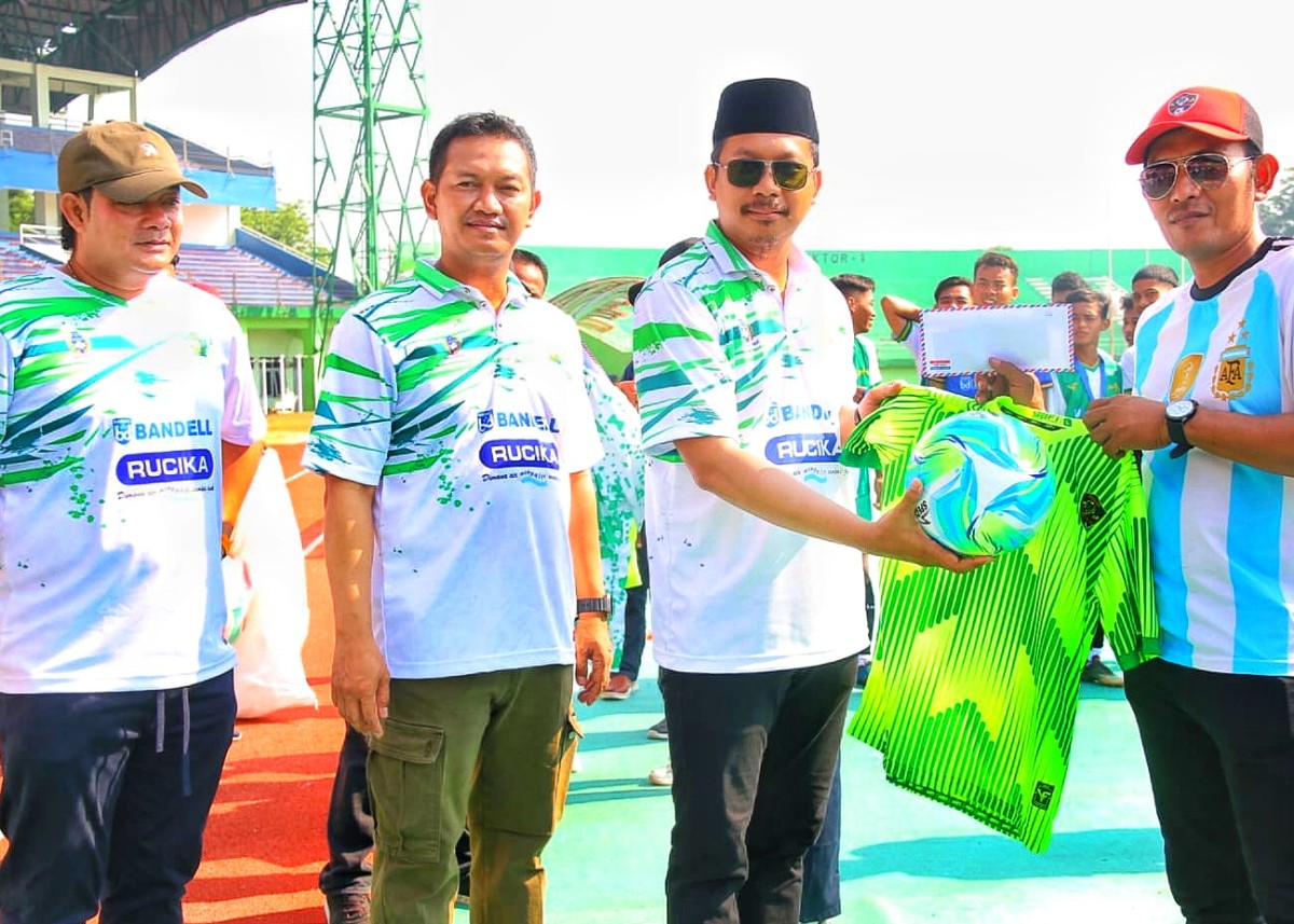 30 Set Jersey Dibagikan Gus Muhdlor untuk Klub Kompetisi Askab PSSI Sidoarjo