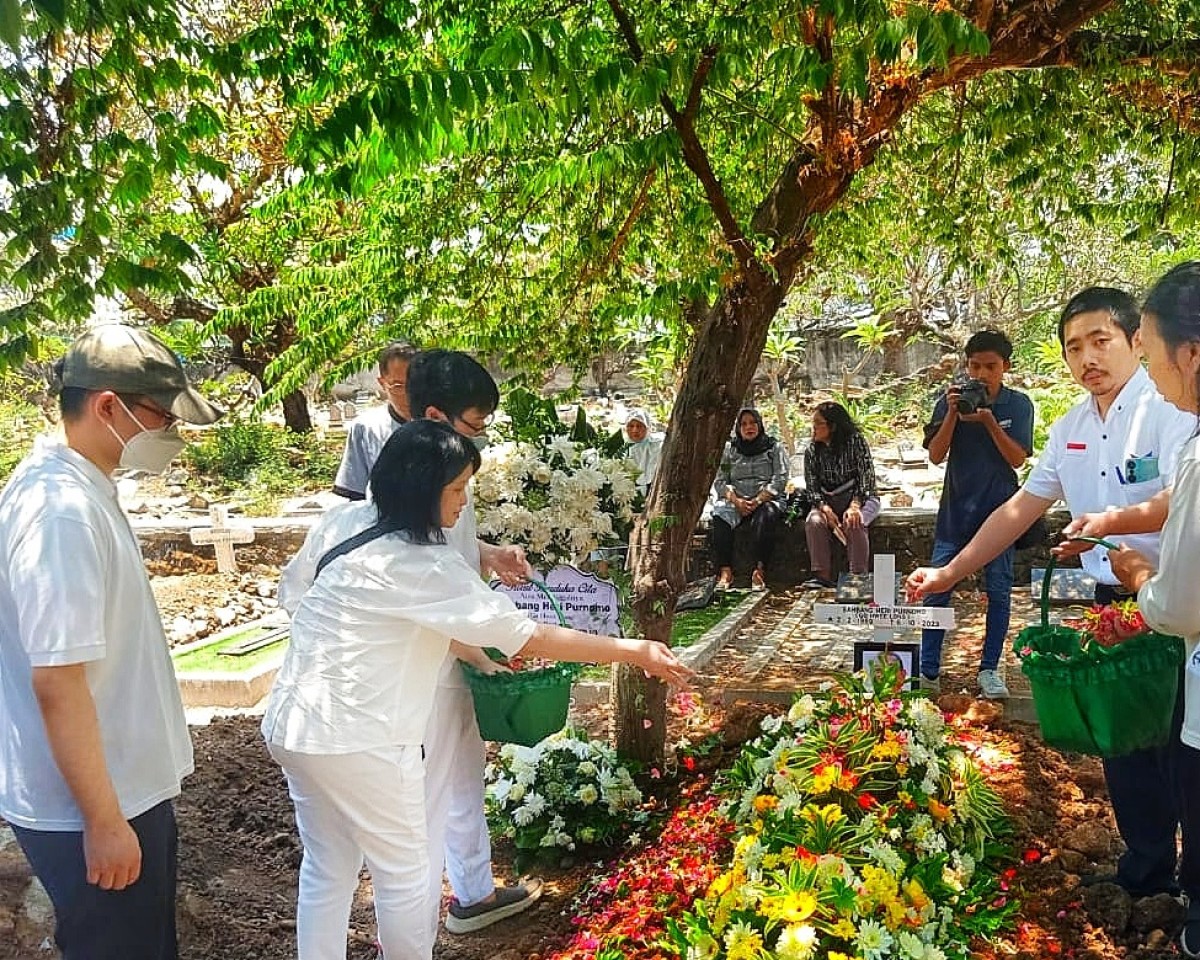 Prosesi pemakaman Ketua DPD Perindo Kabupaten Pasuruan Bambang Heri Purnomo. (Foto: Ahaddinnii HM/jatimnow.com)