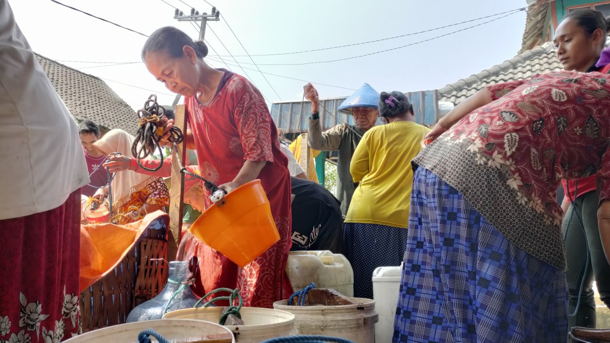 Potret kekeringan di Kecamatan Sukosewu, sejumlah warga saat berebut droping air bersih (Alim for Jatimnow.com)